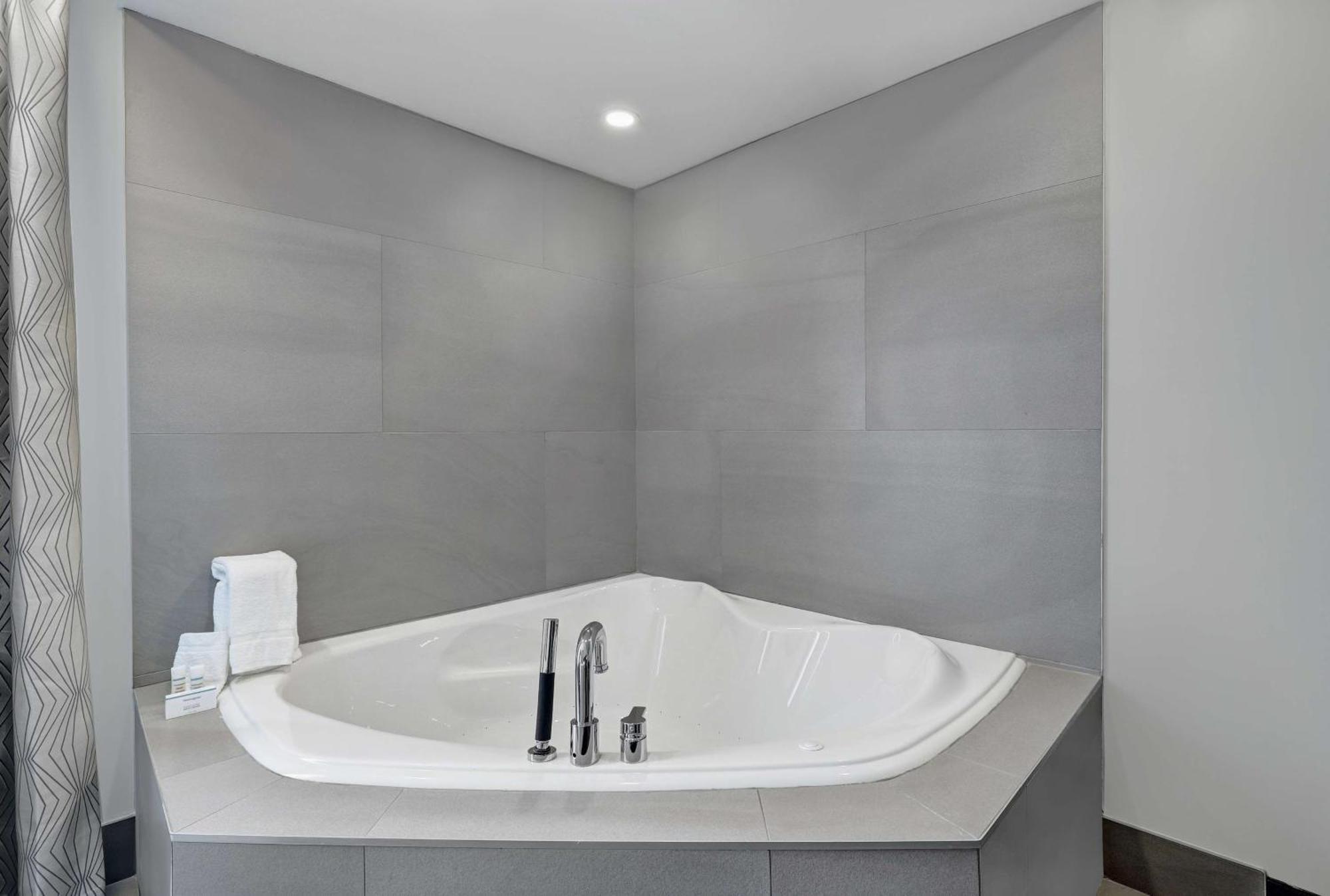 King Studio Suite Whirlpool Non-Smoking,1551458155:JPEG