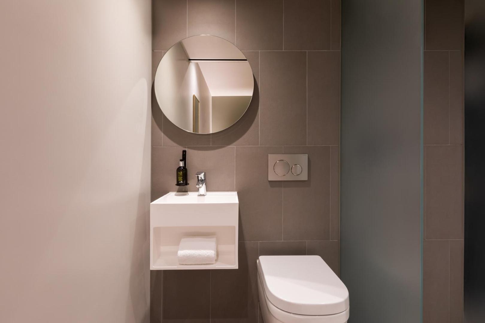 Habitación compacta sin ventanas
