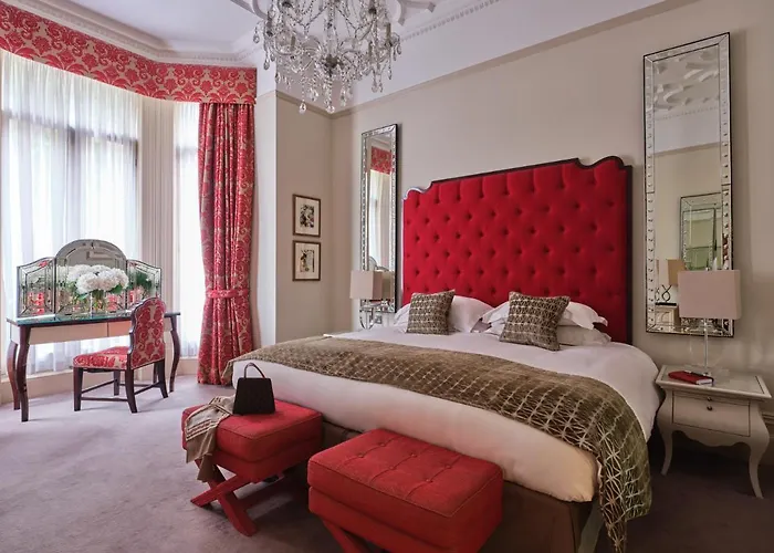 Hotel near College: The Apartments By The Sloane Club
