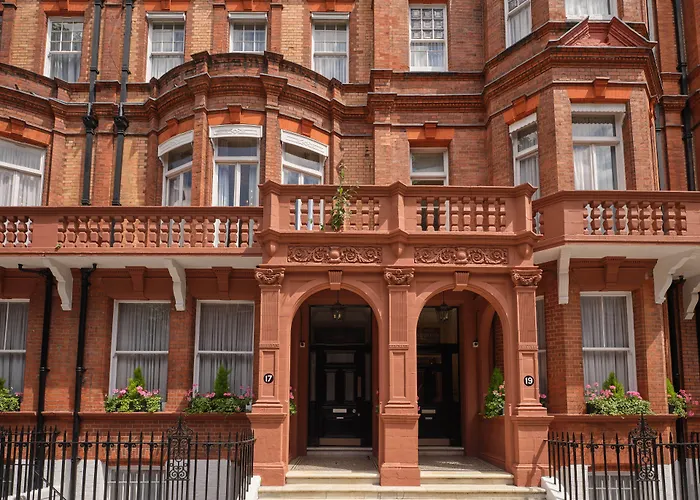 Hotel near College: The Apartments By The Sloane Club