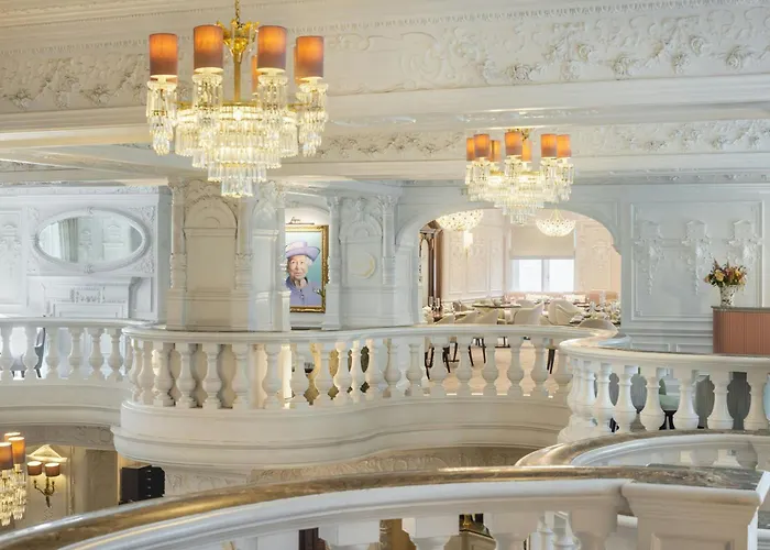 Family Hotel: St. Ermin'S Hotel, Autograph Collection
